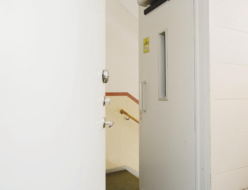 Välkommen in till Fatabursvägen 15A Hissen eller trapporna? Du gör som du vill. Den här bostaden några fåtal trappor upp endast en halvtrappa upp. Bekvämt och skönt!