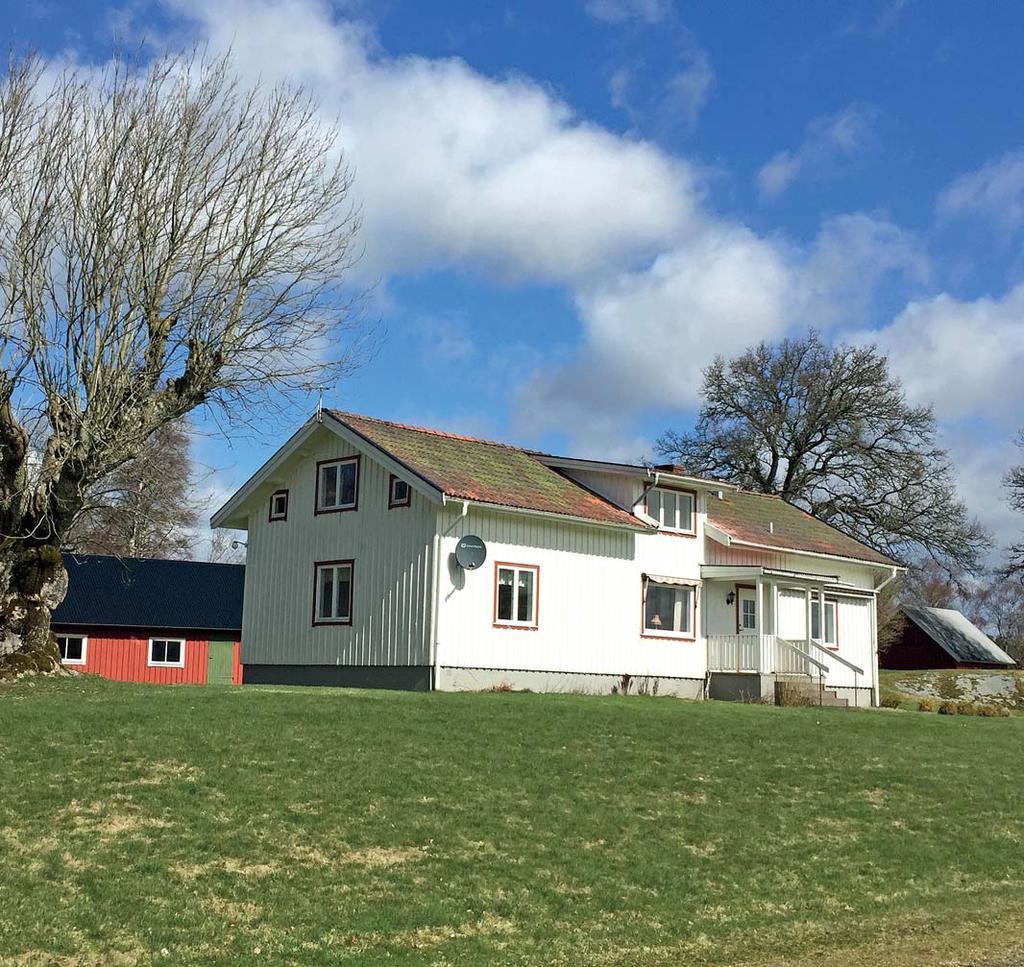 LANTLIG HÄSTGÅRDSIDYLL Underbart lantligt boende med välskötta byggnader lämplig för t ex hästgård eller eget företag. Gården ligger i byn Kalvhult som är en liten by som ligger ostört vid vägs ände.