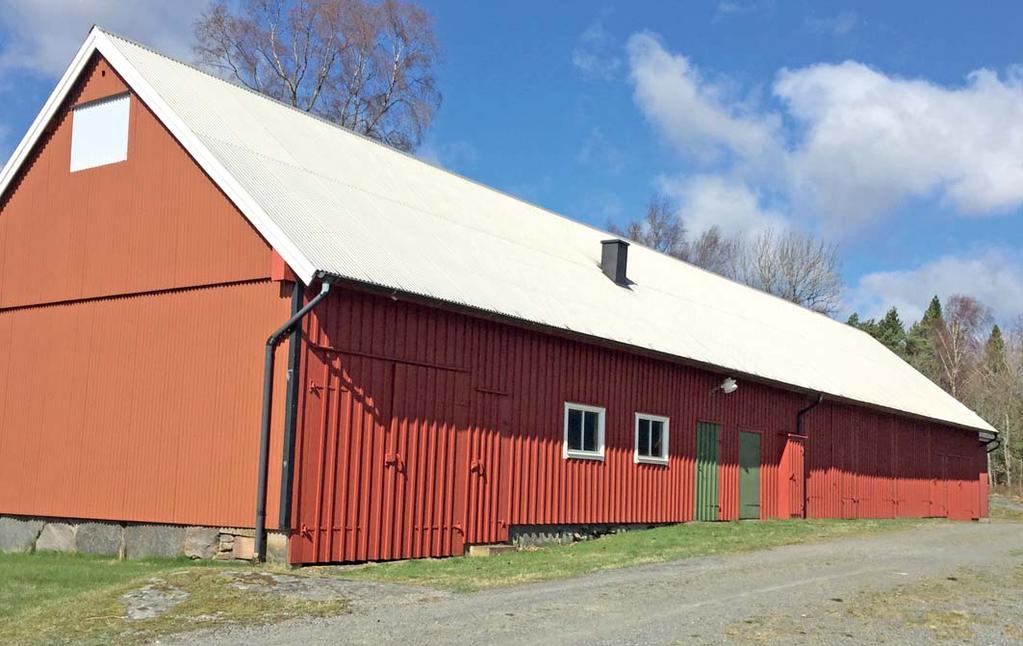 EKONOMIBYGGNADER LADUGÅRD Till gården hör en stor och väl underhållen ladugård. Stalldelen är murad i övrigt är den byggd i trä. På södergaveln är det uppsatt plåtfasad.