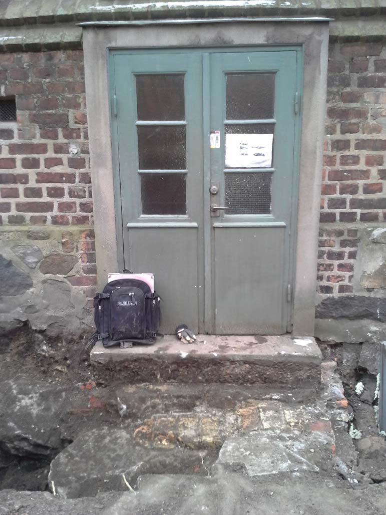 Schakt D Schakt D anlades mellan en spiraltrappa, dess betongfundament i söder och en äldre sten och tegeltrappa vid en källardörr. Schaktet var ca 2,50m x 1,50 m stort och 1,20 m djupt.