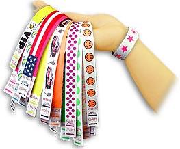 ARMBAND Armbanden vi saluför är tillverkade i ett slitstarkt material som heter