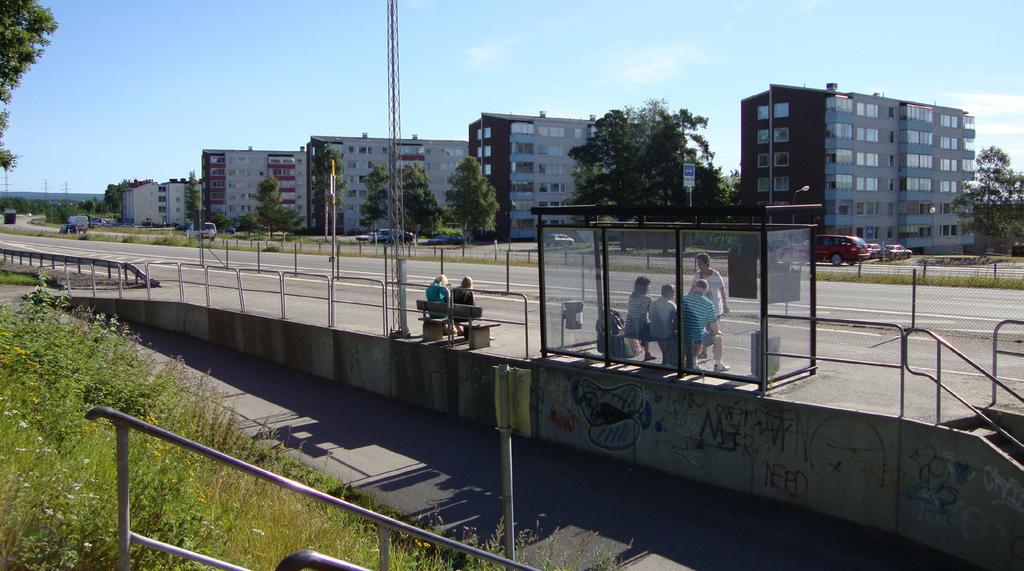 Tunadal kan ske utan att lokvändning behöver ske i Timrå. Detta innebär väsentligt förkortade transporttider och förbättrad kapacitet. I kommunen finns tre hamnar för båtar med gods.