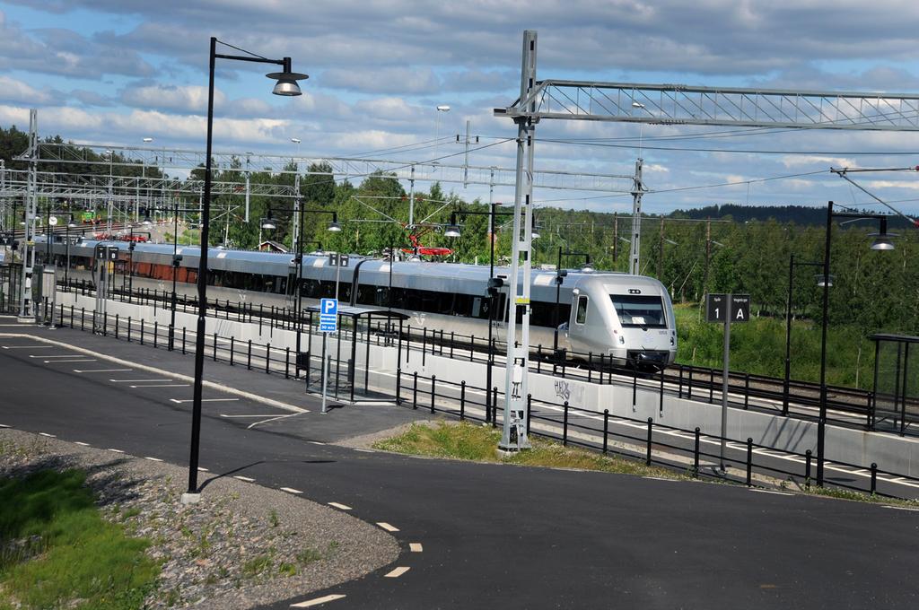 Den nya järnvägen ska säkerställa att det finns kvar industrispårsanslutningar till Timrå industriområde och Söråkers hamn samt planerad logistikpark i Torsboda.