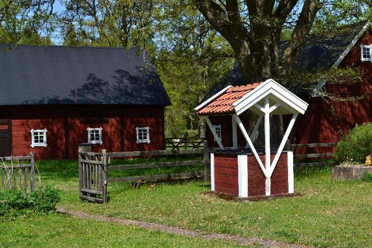 Gästhus I anslutning till bostadshuset finns en ekonomibyggnad som delvis är gästhus samt förrådsbyggnad. Byggnaden är uppförd med trästomme och stående träpanel som ytskikt.