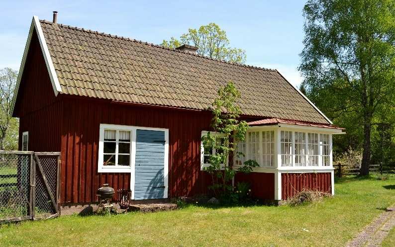 Rummen har trägolv och tapetserade väggar. Ett av rummen kan användas som sovrum och det andra rummet har tidigare varit kök där den gamla järnspisen finns kvar.