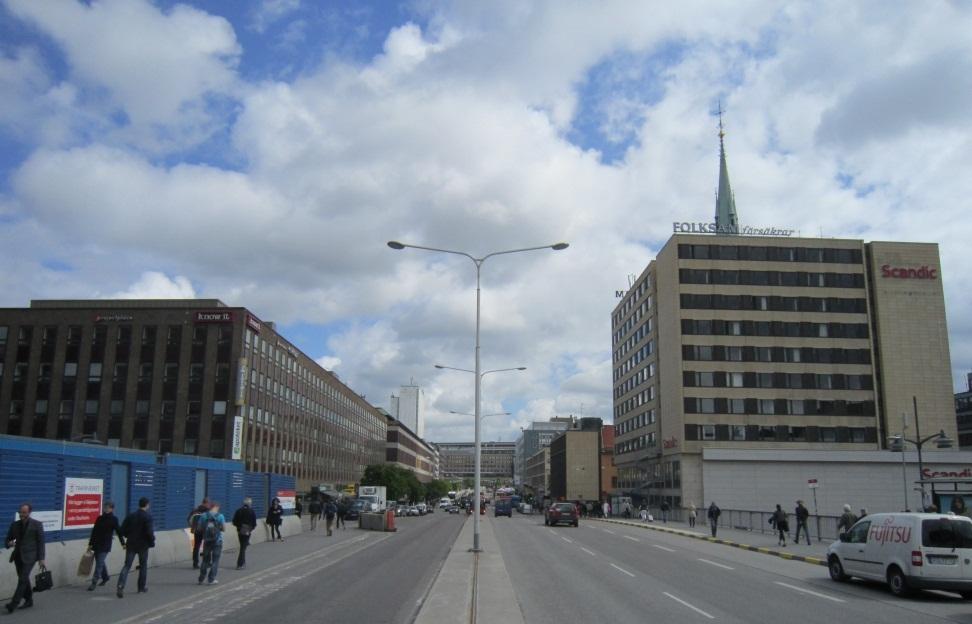 Sergels torg mot en fond av bankbyggnader från 1960 talet. Hotellfastigheten hade en nyckelroll för både tunnelbanan och framdragandet av nya vägtrafikleder. Figur 12.