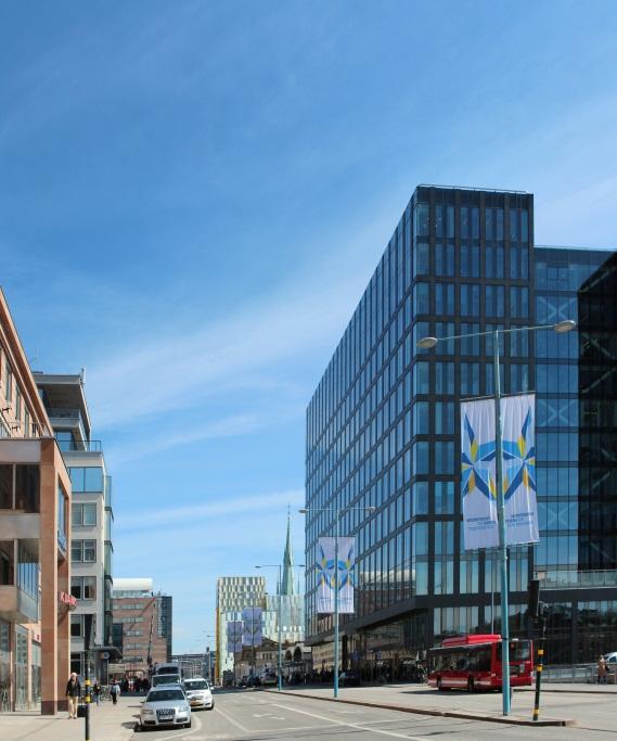Figur 14. Klarabergsgatan i höjd med Blekholmsterrassen. Här visas hur en mindre del av Klara kyrkas torn kommer att vara synligt jämfört med dagens situation. Illustrationer: 3XN.