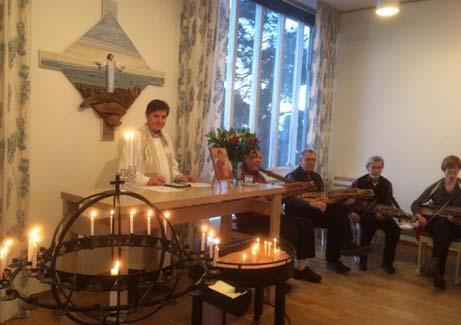 4 Julgransplundring Bodal, Lidingö 2017 Spånga folkdansgilles absoluta stöttepelare, spelmanslaget Trätakt, och även vi dansare, anlände i god tid till Bodals kyrkas julgransplundring en söndag i