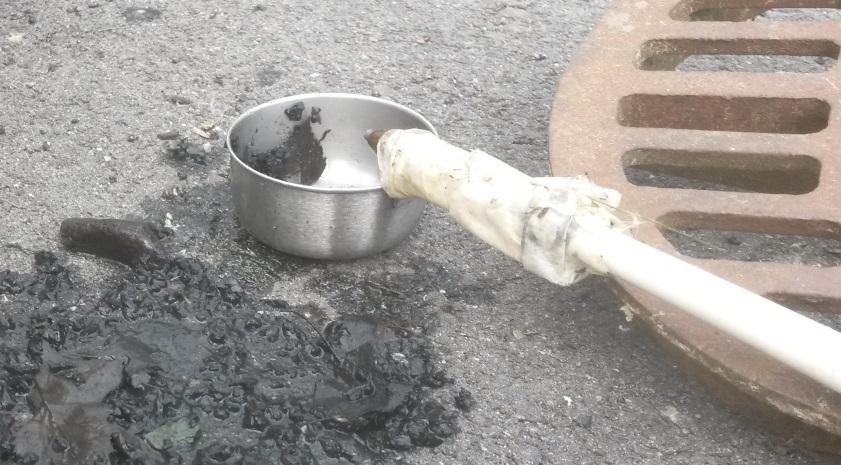 5.2. Fältarbete Genom att undersöka ytavvattningsbrunnar som låg i anslutning till konstgräsplanerna kunde det fastställas om det fanns granulat däri och om det i så fall kunde föras vidare till