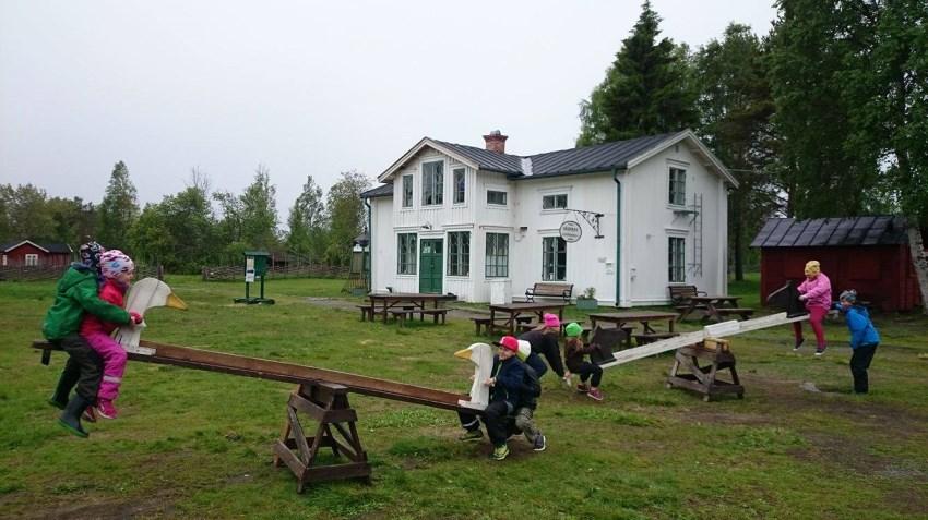 Dina, byns första mejerska. Eleverna fick också åka på en upplevelserik studieresa till Friluftsmuseet Hägnan i gammelstad, en resa sponsrad av byns företagare och byaförening.