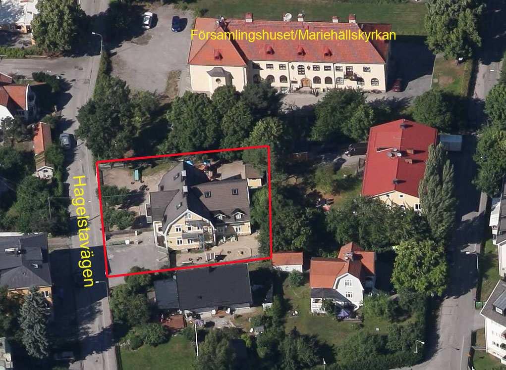 SID 3 (13) Flygbild med planområdet markerat i rött Fastigheten ligger i Mariehäll i ett äldre område med villor och små flerbostadshus söder om Församlingshuset/Mariehällskyrkan.