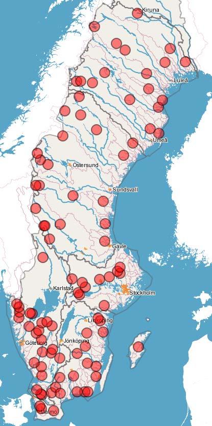 Figur 2. De 413 stationerna ur SMHI:s stationsnät för mätning av snödjup (t.v.), och de 97 vattenföringsstationerna (t.h.), som användes i denna studie.
