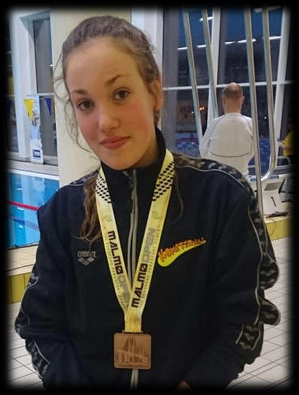 Felicia Andersson KFUM Kometerna Gjorde tävlingsdebut 2016 på SM i Parasimning i Sundsvall 200m fritt silver, 100m bröst brons, 50m fjäril silver, 100m fritt silver, 200m medley silver, 50m fritt