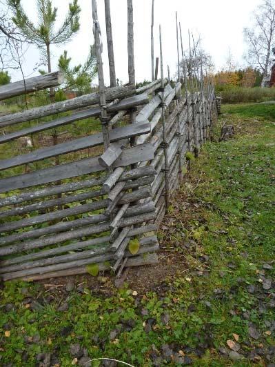 Olika sätt att bygga på Dag två började kursdeltagarna med att undersöka olika sätt att bygga gärdesgård på.