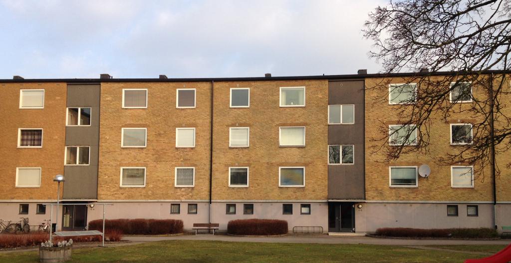 BEBYGGELSE Befintlig bebyggelse i området består av bostäder i flerbostadshus. Bebyggelsen är uppförd i tre till fyra våningar i gult tegel.