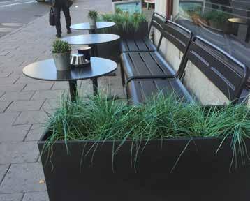 Uteserveringar på torg eller i parker kan vara utan inhägnad om det finns tydliga möbleringszoner samt ledstråk som synskadade kan följa på platsen. HÖJD 90 cm är en rekommenderad höjd på inhägnader.