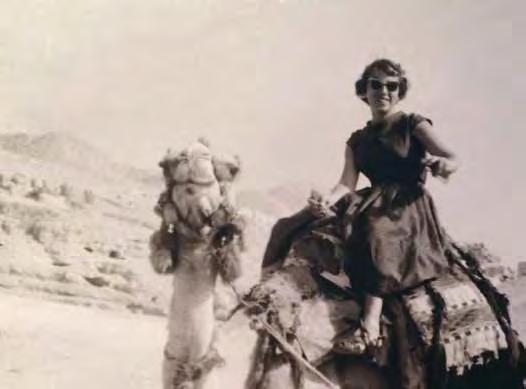 Världsarv i världen Världsarvet Palmyra i Syrien. på ett fotografi i ett fotoalbum från 1950-talets början sitter min mamma på en kamel i Egypten.