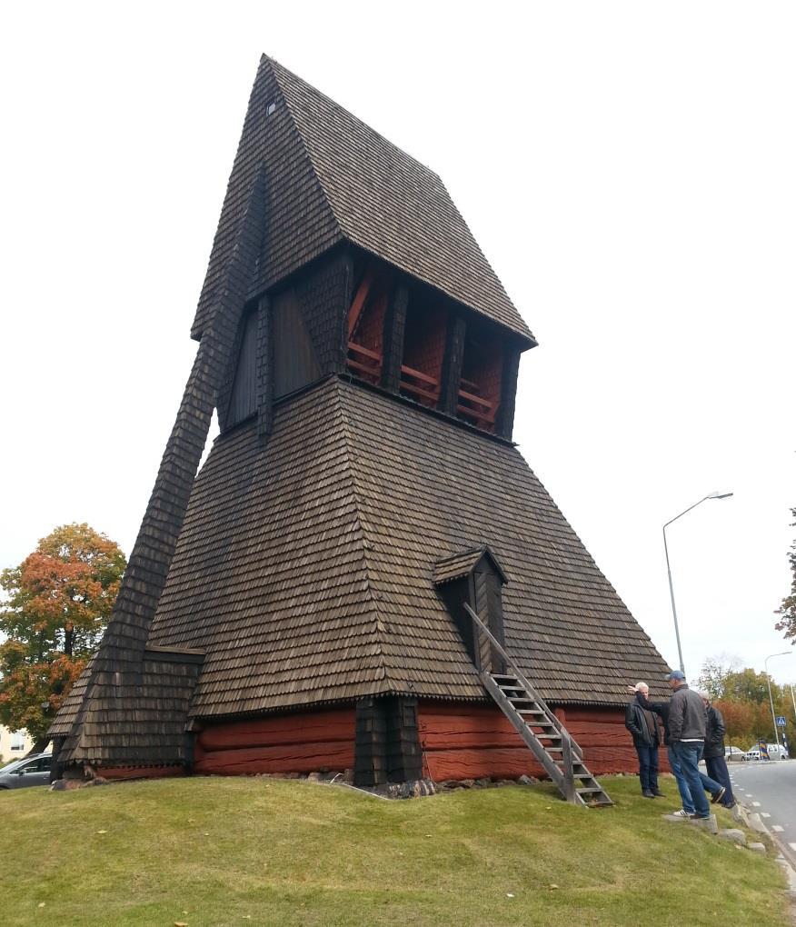 Översiktlig beskrivning Ljusnarsbergs kyrka med omgivande kyrkogård är placerad på en sluttning och har ett dominerande läge i den äldre delen av tätorten Kopparberg, kyrkbyn Ljusnarsberg.