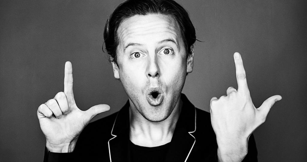 se Stand up med Zinat Pirzadeh och Carl Tillenius 14 juni, kl. 19.00, Sjödalsparken vid Huddinge centrum Zinat Pirzadeh, en tjej full med humor, intelligens och mod.