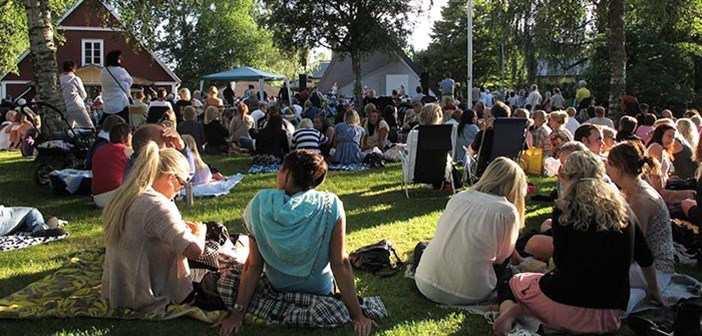 Boka tider i hallen eller på utebanorna. Telefon till Tennishallen 0372-62634. Sommar i parken, Hembygdsparken 28 juni, 5 juli och 12 juli. Underhållning och allsång. Uteservering.