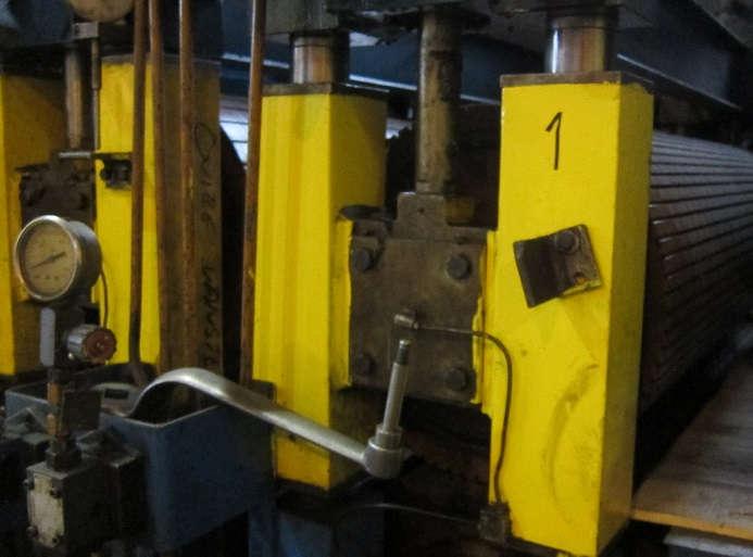 Överdelen manövreras upp-ned med hydraulcylinder. 17 Rullbroms Består av två par gummerade rullar, Ø 400 mm. Övre rullarna körs upp-ned med hydraulcylindrar.