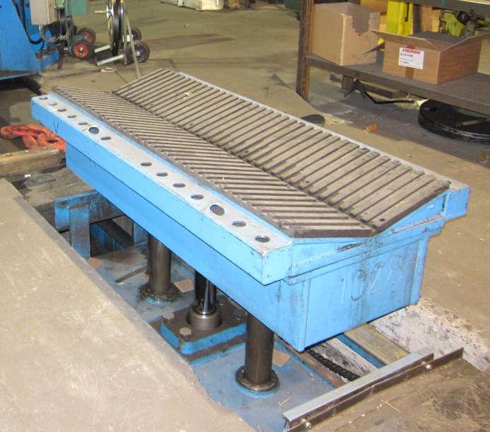 . Försedd med hydraulisk avskjutare som skjuter av banden mot emballeringslinjen.