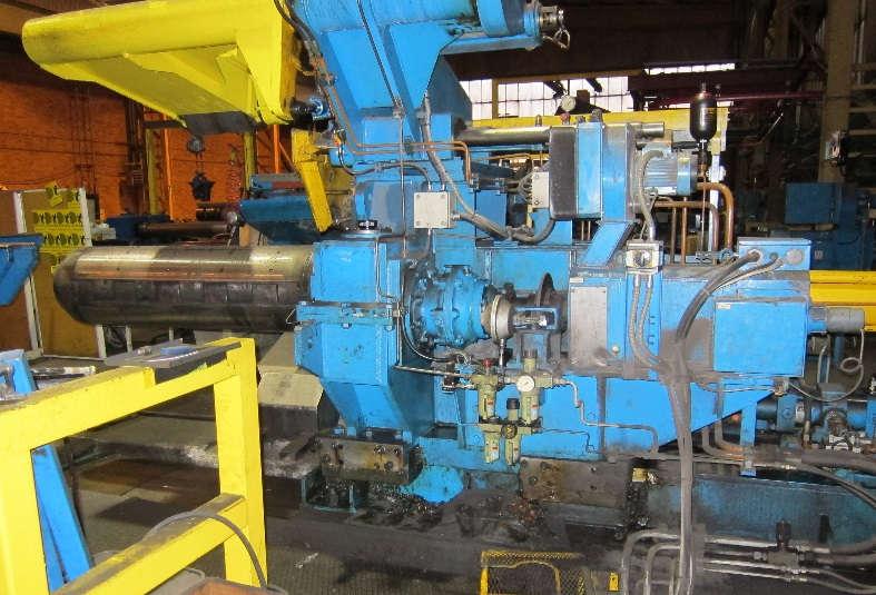 Den horisontella rörelsen har en slaglängd på 2000 mm och utförs med hydraulmotor som via växel driver på hjulen. Upp-ned görs med hydraulcylinder, slaglängd 900 mm.