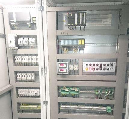 1 Apparatskåp för AGC och AFC Den automatiska tjockleks- och planhetkontrollen är integrerad i
