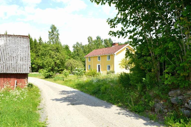 Bostadsbyggnad Grunduppgifter Trevlig byggnad i gott skick om 2 plan med 6 rum och kök. Boyta 190 m² enligt taxeringen. Byggnadsår okänt.