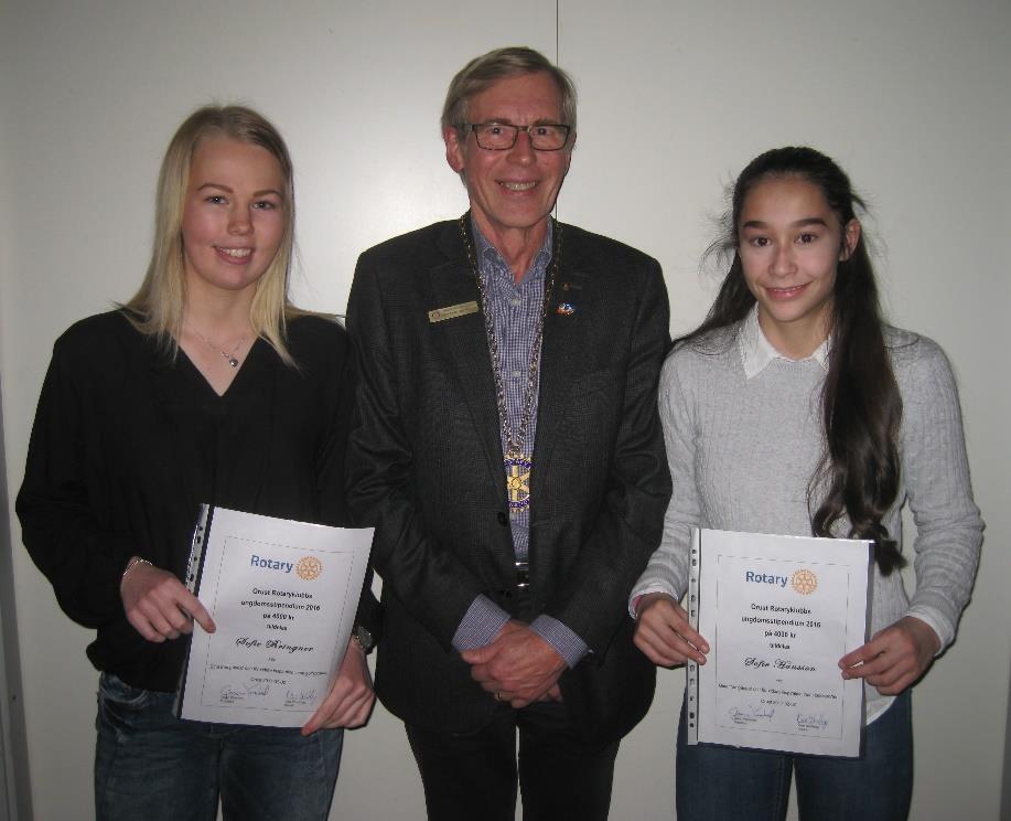 Ungdomsstipendieutdelning i Orust Rotary klubb I år var det klubbens förre president Christer Mattsson, som delade ut stipendierna till två välförtjänta flickor.