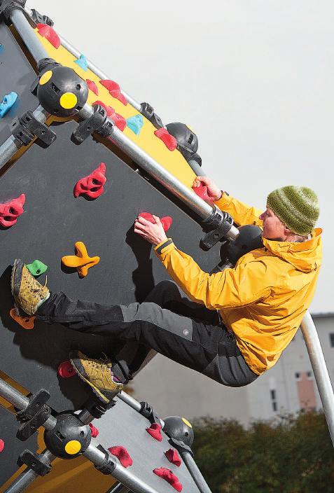 Som sport är klättring indelat i olika discipliner med olika regler. Bouldering är den gren med störst frihet.