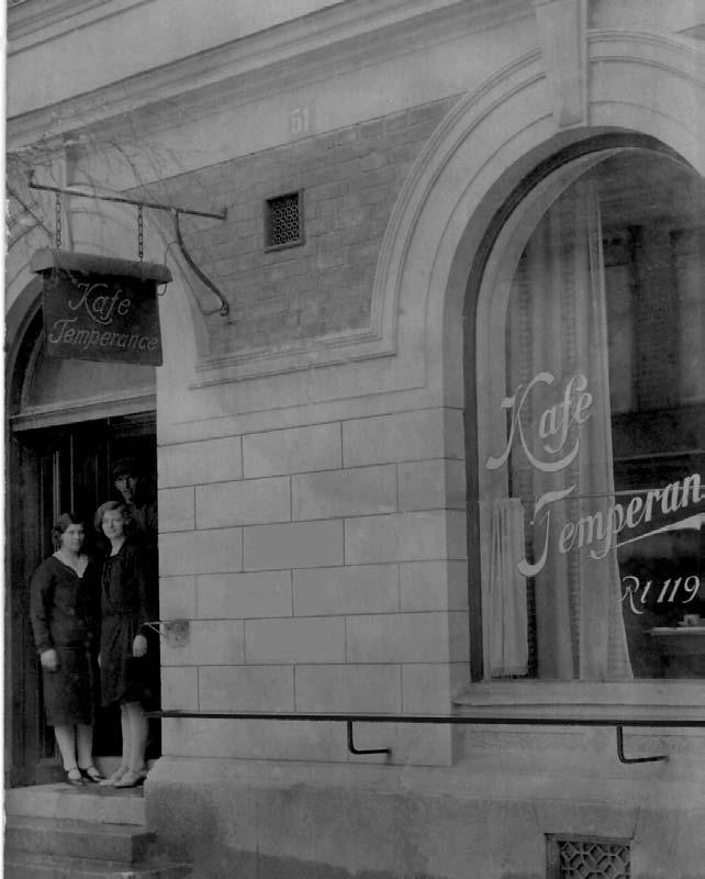 15 Kafé Temperance Tel. 119 Storgatan 51 Foto från 1923 1925 I entrén ser vi Agda 23-25 år och Anna Jonsson 15 år Agda, gift Lindkvist Anna sedan gift Rehn Kafé Temperance Storgatan 51 Tel.