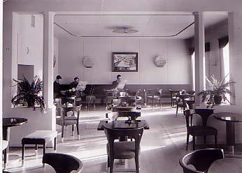 8 -- Ida Åhman Högra ingången i Carlssons Sko & Läderaffärs hus Interiörbild av Konditori Linnéa i början av 1960 talet Kafé Linnea Kungsgatan 67 1923 Kafé Linnea Kungsgatan 62 Tel.