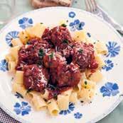 Vi startar igång veckan med smarriga napolitanska köttbullar. Köttbullarna puttrar i en mustig tomatsås och serveras med en god pasta.