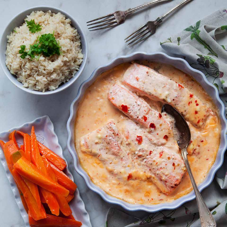 SWEET CHILILAX I UGN med ris Ca 30 min Lax 500 gram tinad laxfilé Salt och svartpeppar* dl creme fraiche ½ dl vatten* dl sweet chilisås Tillbehör 3 dl ris 250 gram morötter msk smör* ½ lime * Bra att