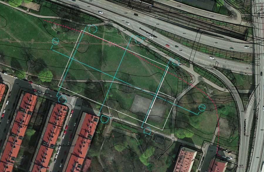 Placering av Alternativ 1 (streckad linje är ett referensavstånd på 25 meter till Drottningholmsvägen) Fördelar Utrymme för plantering och gräs finns runt fotbollsplanen Jämfört med Alternativ 2 är