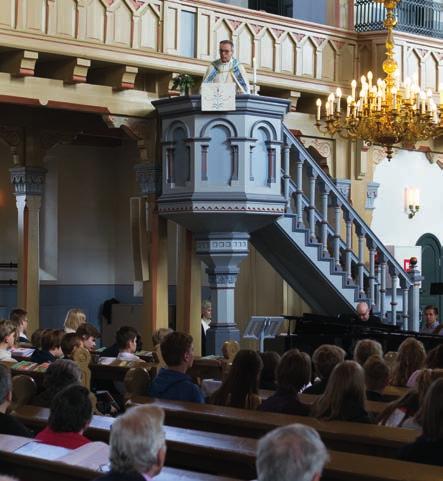 Församlingarnas präster och diakoner deltar i psalmsången.