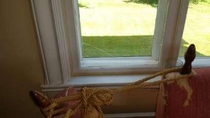 Detta kan leda till rötskador i fönster och fönsterkarm. Dörrar Hängrännor/Stuprör Stuprör är ej anslutet till markledning.
