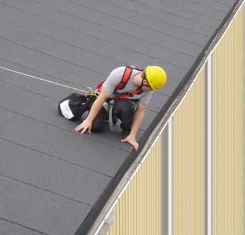 Tak Säkert takarbete Att jobba säkert på tak ska vara en självklarhet för alla som vistas i denna miljö.
