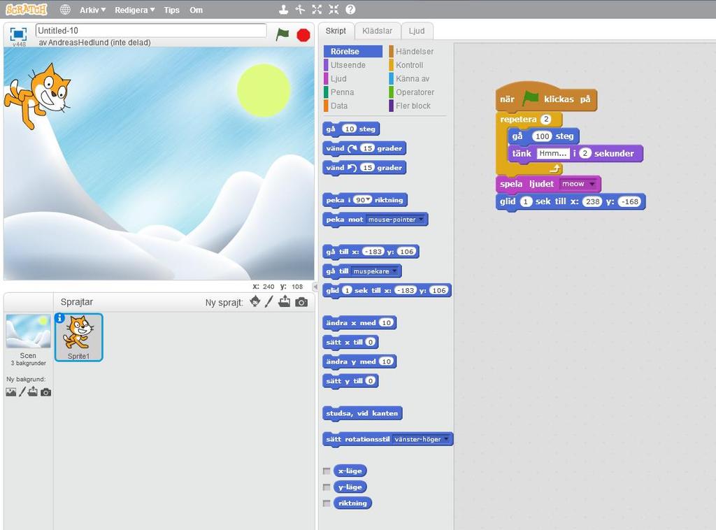 Grunderna i Scratch-vad är vad? Miljön i Scratch är indelad i några olika områden. Överst till vänster har du en yta som kallas scen. Under den visas de sprajtar(figurer) som du har att arbeta med.