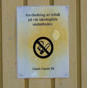 Här i Östersund finns det en "uteservering" med väggar och riktigt plåttak, ja till och med stuprännor! Här borde någon myndighet göra en insats!