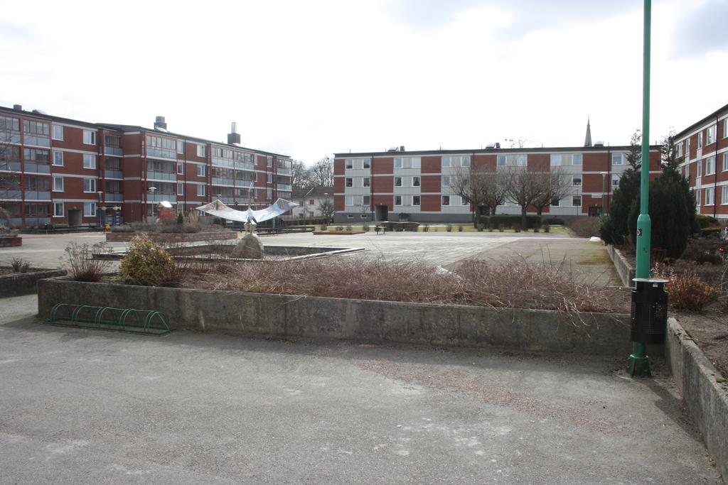 Skiss 1 visar en översiktsplan på den bostadsgård som har använts som underlag för de förändringsförslag och beräkningar som gjorts.