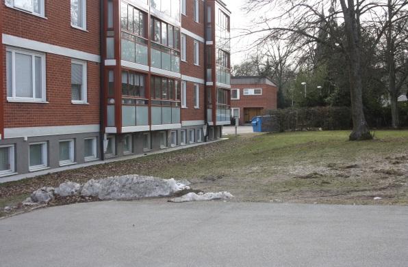 Privat uteplats På den studerade bostadsgården finns det i anslutning till två av bostadshusen idag öppna gräsytor, med två rader betongplattor längst in mot husfasaden (fotografi 2).