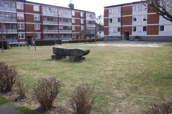 Gemensam sittplats På bostadsgården finns idag 4 gemensamma sittplatser men det finns en efterfrågan på ytterligare uteplatser.