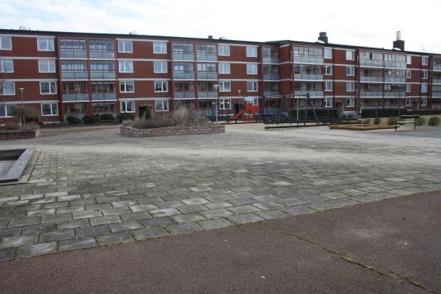 En ökad skötselkostnad på 318 kr per år skulle leda till att bostadsrättsföreningen efter 25 år spenderat 7950 kr mer på skötsel än vad det kostat att sköta befintlig gräsyta.