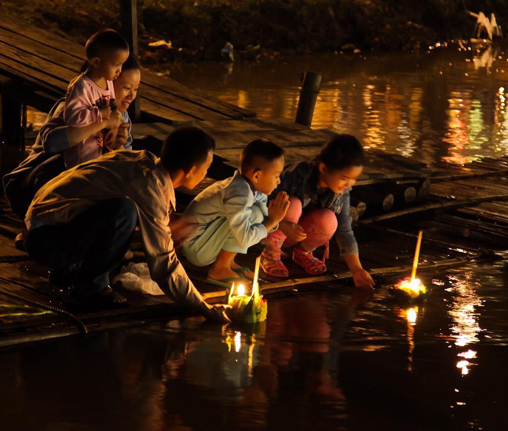 Vesak Buddhadagen som firas vid fullmåne i maj, firas till minne av Buddhas födelse, att han blev upplyst och hans död Loi Krathong De flytande