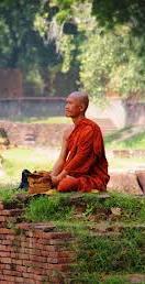 Strax därefter mötte Siddharta en munk med en tiggarskål i handen. Mötet gjorde ett djupt intryck på honom. Siddharta insåg nu att ett liv i lyx inte var svaret på frågan om livets mening.