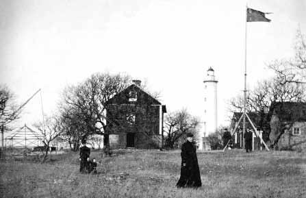 Gamla unionsflaggan vajade på stången utanför fyrpersonalens bostäder. Bilden tagen senast 1905. Till vänster ses brunnsvipp och brunnskar, men där hämtades nog inget annat än havsvatten.