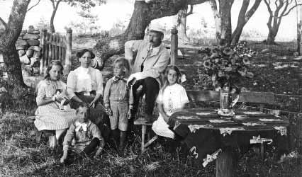 Fyrmästare Andreas Krall med hustru Emilia och barnen. Från vänster: Tyra, Sten, Harald och Greta. Bilden tagen 1912. Fotografen okänd blev det en reprimand.