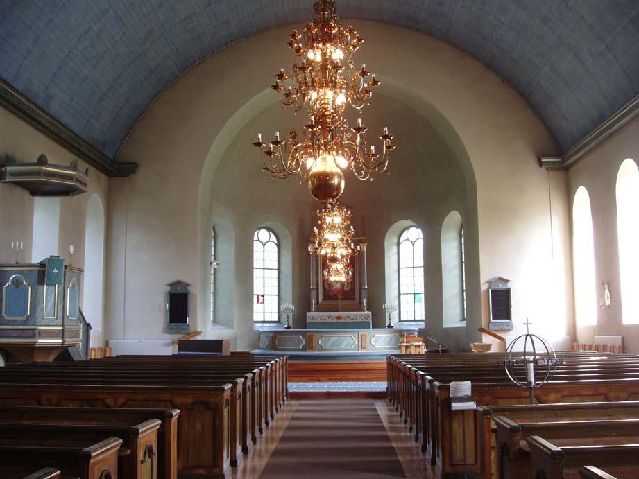 I väster finns orgelläktaren med en läktarunderbyggnad som tillkom vid kyrkans återuppbyggnad på 1930-talet.